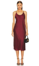 LUNYA Washable Silk Bias Slip Dress in Burgundy - Robe nuisette en biais en soie lavable LUNYA en bordeaux - LUNYA 酒红色可水洗真丝斜纹吊带连衣裙 - LUNYA Waschbares Schrägunterkleid aus Seide in Burgunderrot - LUNYA 워셔블 실크 바이어스 슬립 드레스 - Abito sottoveste in sbieco di seta lavabile LUNYA in bordeaux