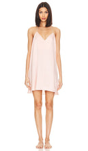 LUNYA Washable Silk Cowl Neck Mini Dress in Blush - LUNYA - Mini-robe à col bénitier en soie lavable en Blush - LUNYA 可水洗真丝高领迷你连衣裙（粉色） - LUNYA Waschbares Minikleid aus Seide mit Wasserfallausschnitt in Blush - LUNYA 워셔블 실크 카울넥 미니 드레스 - Miniabito LUNYA in seta lavabile con collo ad anello color cipria