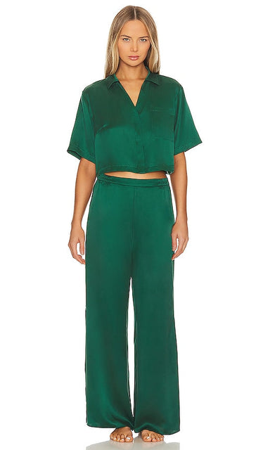 LUNYA Washable Silk High Rise Pant Set in Dark Green - Ensemble pantalon taille haute en soie lavable LUNYA en vert foncé - LUNYA 深绿色可水洗真丝高腰裤套装 - LUNYA Waschbares Seiden-Hosenset mit hohem Bund in Dunkelgrün - LUNYA 워셔블 실크 하이라이즈 팬츠 세트(다크 그린 색상) - Set di pantaloni a vita alta in seta lavabile LUNYA in verde scuro