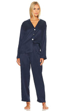LUNYA Washable Silk Long Sleeve Pant Set in Navy - Ensemble pantalon à manches longues en soie lavable LUNYA en bleu marine - LUNYA 可水洗丝绸长袖长裤套装（海军蓝） - LUNYA Waschbares Langarm-Hose-Set aus Seide in Marineblau - LUNYA 워셔블 실크 긴팔 팬츠 세트 (네이비) - Set di pantaloni a maniche lunghe in seta lavabile LUNYA in blu scuro