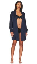 LUNYA Washable Silk Robe in Navy - Peignoir en soie lavable LUNYA en bleu marine - LUNYA 海军蓝可水洗丝绸长袍 - LUNYA Waschbarer Seidenmantel in Marineblau - LUNYA 워셔블 실크 로브 네이비 색상 - Accappatoio in seta lavabile LUNYA in blu marino