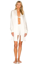 LUNYA Washable Silk Robe in White - Peignoir en soie lavable LUNYA en blanc - LUNYA 白色可水洗真丝长袍 - LUNYA Waschbarer Seidenmantel in Weiß - LUNYA 워셔블 실크 가운 화이트 색상 - Accappatoio in seta lavabile LUNYA in bianco