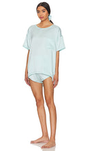 LUNYA Washable Silk Tee Set & Washable Silk Scrunchie in Baby Blue - Ensemble t-shirt en soie lavable LUNYA et chouchou en soie lavable en bleu bébé - LUNYA 淡蓝色可水洗丝绸 T 恤套装和可水洗丝绸发圈 - LUNYA Waschbares Seiden-T-Shirt-Set und waschbares Seiden-Haargummi in Babyblau - LUNYA 워셔블 실크 티셔츠 & 워셔블 실크 스크런치(베이비 블루) - Set maglietta in seta lavabile LUNYA e elastico in seta lavabile in celeste