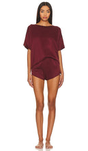 LUNYA Washable Silk Tee Set in Burgundy - Ensemble t-shirt en soie lavable LUNYA en bordeaux - LUNYA 酒红色可水洗丝绸 T 恤套装 - LUNYA Waschbares T-Shirt-Set aus Seide in Burgunderrot - LUNYA 워셔블 실크 티셔츠 세트 - Set T-shirt in seta lavabile LUNYA in bordeaux