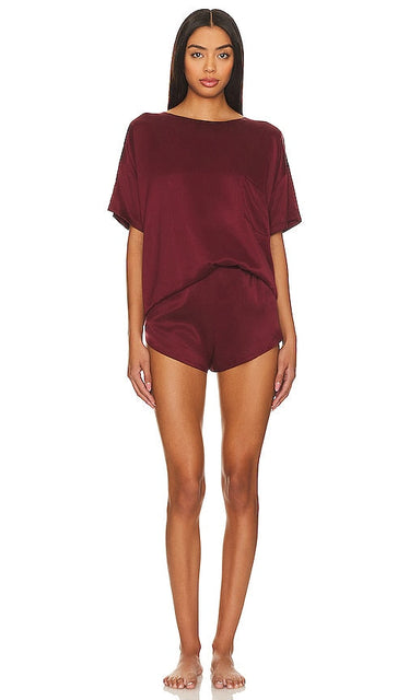 LUNYA Washable Silk Tee Set in Burgundy - Ensemble t-shirt en soie lavable LUNYA en bordeaux - LUNYA 酒红色可水洗丝绸 T 恤套装 - LUNYA Waschbares T-Shirt-Set aus Seide in Burgunderrot - LUNYA 워셔블 실크 티셔츠 세트 - Set T-shirt in seta lavabile LUNYA in bordeaux