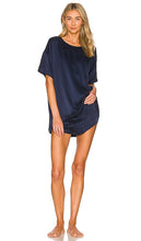 LUNYA Washable Silk Tee Set in Navy - Ensemble t-shirt en soie lavable LUNYA en bleu marine - LUNYA 海军蓝可水洗丝绸 T 恤套装 - LUNYA Waschbares Seiden-T-Shirt-Set in Marineblau - LUNYA 워셔블 실크 티셔츠 네이비 색상 - Set di magliette in seta lavabile LUNYA in blu marino
