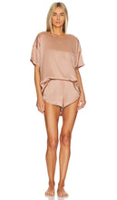 LUNYA Washable Silk Tee Set in Tan - Ensemble t-shirt en soie lavable LUNYA en beige - LUNYA 黄褐色可水洗丝绸 T 恤套装 - LUNYA Waschbares Seiden-T-Shirt-Set in Hellbraun - LUNYA 워셔블 실크 티셔츠 세트 - Set T-shirt in seta lavabile LUNYA color marrone chiaro