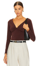 Lanston Twist Front Top in Chocolate - Haut torsadé sur le devant Lanston en chocolat - Lanston 巧克力色扭纹前上衣 - Lanston Twist-Front-Top in Schokolade - Lanston Twist 프론트 탑 - Parte superiore frontale Twist Lanston color cioccolato