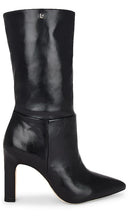 Larroude Cindy Boot in Black - Botte Larroude Cindy en Noir - Larroude Cindy 黑色靴子 - Larroude Cindy Stiefel in Schwarz - Larroude Cindy 부츠 블랙 색상 - Stivale Larroude Cindy in nero