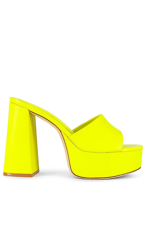 Larroude Dolly Mule in Yellow - Mule Dolly Larroude en jaune - Larroude Dolly 黄色穆勒鞋 - Larroude Dolly Mule in Gelb - Larroude Dolly 뮬 옐로우 색상 - Mule Larroude Dolly in giallo