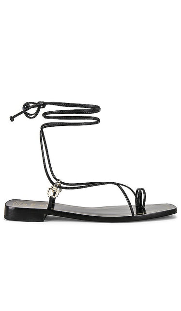 Larroude Portofino Flat Sandal in Black - Sandale plate Larroude Portofino en noir - Larroude Portofino 黑色平底凉鞋 - Flache Larroude Portofino Sandale in Schwarz - Larroude Portofino 플랫 샌들블랙 색상 - Sandalo piatto Larroude Portofino in nero