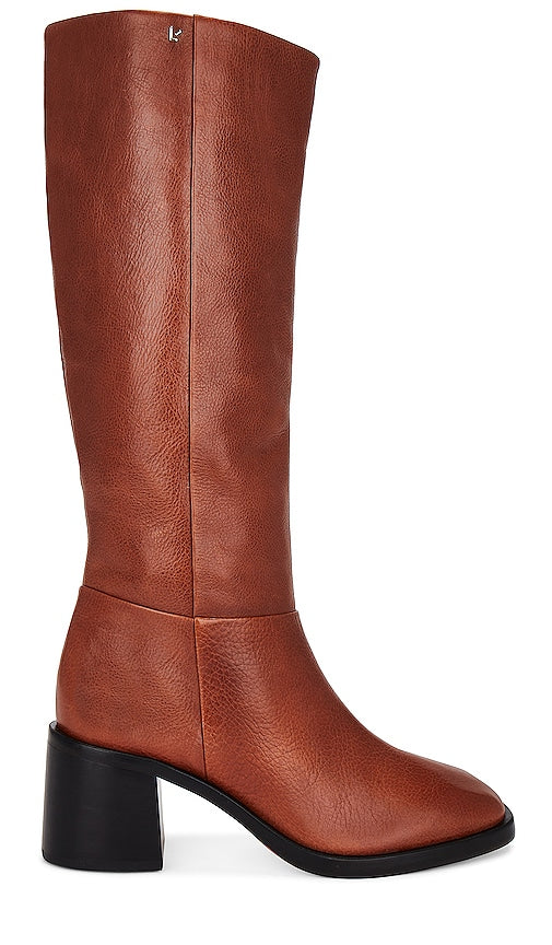 Larroude Ricky Boot in Brown - Botte Larroude Ricky en marron - Larroude Ricky 棕色靴子 - Larroude Ricky Stiefel in Braun - Larroude Ricky 부츠 브라운 색상 - Stivale Larroude Ricky in marrone