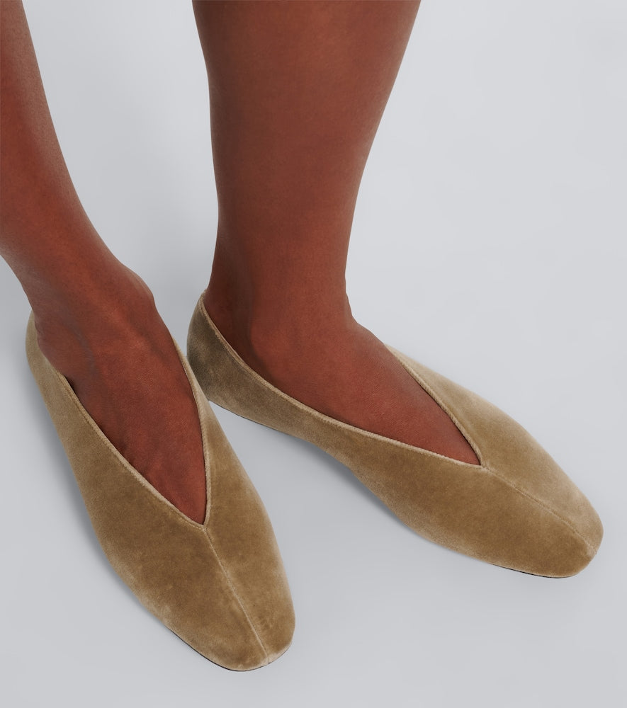 Le Monde Beryl Olympia velvet ballet flats in Beige - Ballerina Flats