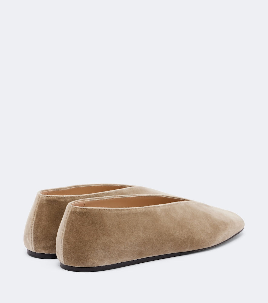 Le Monde Beryl Olympia velvet ballet flats in Beige - Ballerina Flats