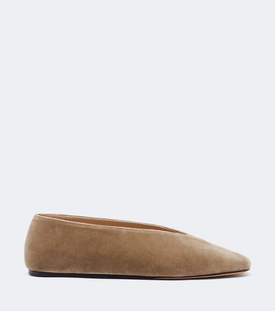 Le Monde Beryl Olympia velvet ballet flats in Beige - Ballerina Flats