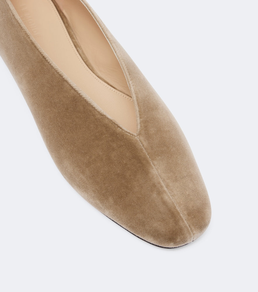 Le Monde Beryl Olympia velvet ballet flats in Beige - Ballerina Flats