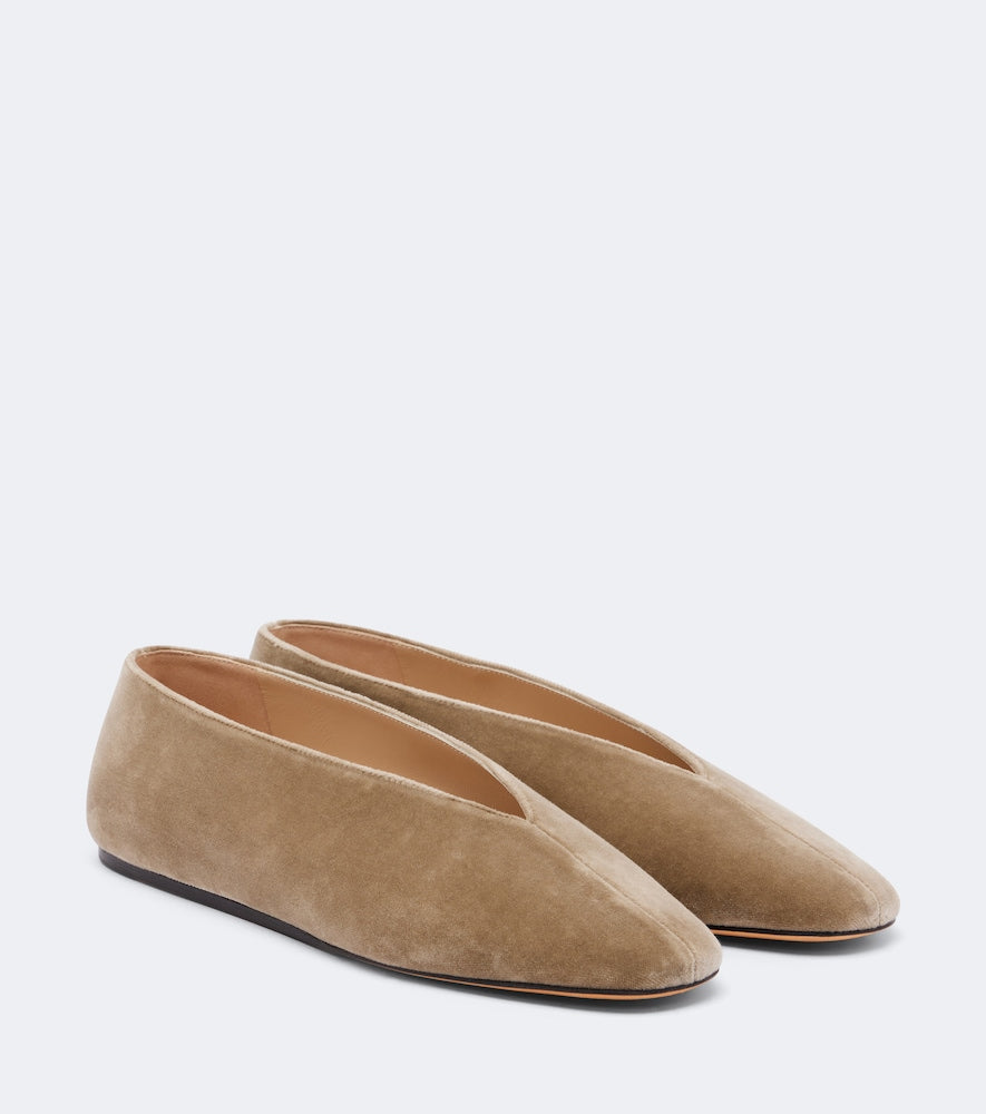 Le Monde Beryl Olympia velvet ballet flats in Beige - Ballerina Flats
