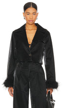 Line & Dot Dixie Cropped Blazer in Black - Line & Dot - Blazer court Dixie en noir - 黑色 Line & Dot Dixie 短款西装外套 - Line & Dot Dixie Kurzblazer in Schwarz - Line & Dot Dixie 크롭 블레이저 블랙 색상 - Blazer corto Line & Dot Dixie in nero