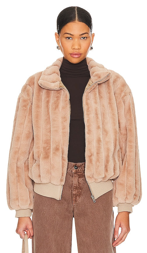 Line & Dot Lux Faux Fur Jacket in Taupe - Line & Dot Lux - Veste en fausse fourrure en taupe - 灰褐色 Line & Dot Lux 人造毛皮夹克 - Line & Dot Lux Kunstpelzjacke in Taupe - Line & Dot Lux 인조 퍼 재킷 - Giacca in pelliccia sintetica Line & Dot Lux in tortora