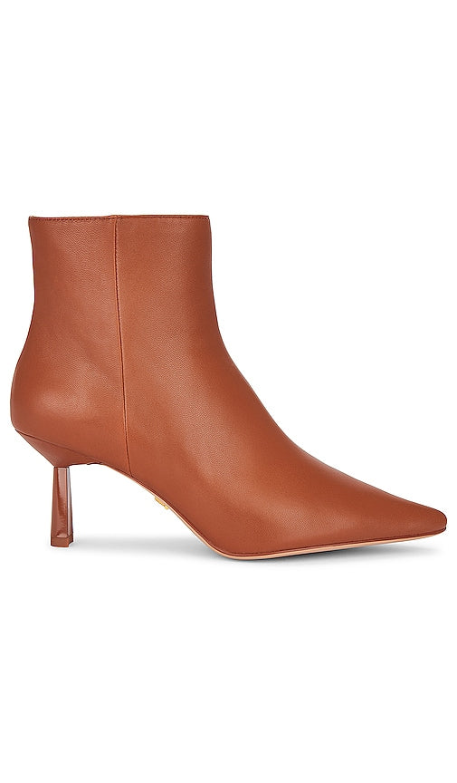 Lola Cruz Kona Boot in Brown - Botte Lola Cruz Kona en marron - Lola Cruz Kona 棕色靴子 - Lola Cruz Kona Stiefel in Braun - Lola Cruz 코나 부츠 브라운 색상 - Stivale Lola Cruz Kona in marrone