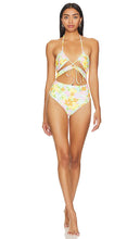 Lovers and Friends Aliah One Piece in Baby Blue - Lovers and Friends Aliah One Piece en bleu bébé - Lovers and Friends Aliah One 浅蓝色单品 - Lovers and Friends Aliah Einteiler in Babyblau - Lovers and Friends 알리아 원피스 in Baby Blue - Amanti e amici Aliah One Piece in Baby Blue