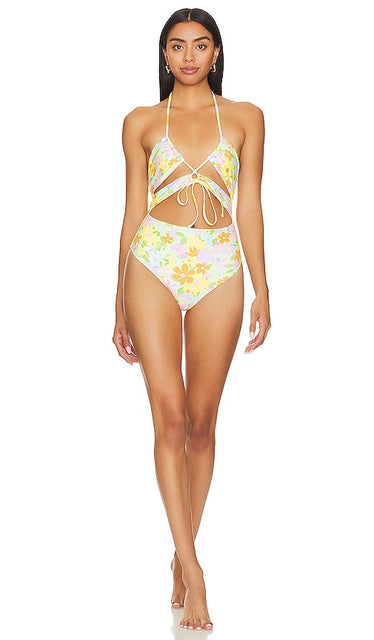 Lovers and Friends Aliah One Piece in Baby Blue - Lovers and Friends Aliah One Piece en bleu bébé - Lovers and Friends Aliah One 浅蓝色单品 - Lovers and Friends Aliah Einteiler in Babyblau - Lovers and Friends 알리아 원피스 in Baby Blue - Amanti e amici Aliah One Piece in Baby Blue