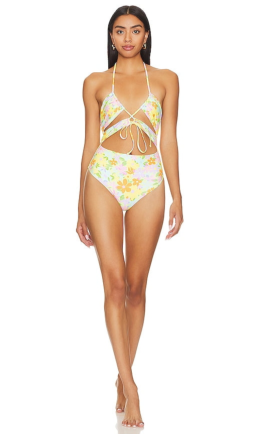 Lovers and Friends Aliah One Piece in Baby Blue - Lovers and Friends Aliah One Piece en bleu bébé - Lovers and Friends Aliah One 浅蓝色单品 - Lovers and Friends Aliah Einteiler in Babyblau - Lovers and Friends 알리아 원피스 in Baby Blue - Amanti e amici Aliah One Piece in Baby Blue