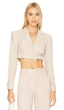 Lovers and Friends Cinzia Cropped Blazer in Beige - Lovers and Friends - Blazer court Cinzia en beige - Lovers and Friends Cinzia 米色短款西装外套 - Lovers and Friends Cinzia Kurzblazer in Beige - Lovers and Friends Cinzia 크롭 블레이저 베이지 색상 - Blazer corto Lovers and Friends Cinzia in beige
