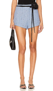 Lovers and Friends Domino Hot Short in Baby Blue - Lovers and Friends Domino Hot Short en bleu bébé - Lovers and Friends Domino 淡蓝色热短裤 - Lovers and Friends Domino Hot Short in Babyblau - Lovers and Friends 도미노 핫 쇼츠 in Baby Blue - Amanti e amici Domino Hot Short in Baby Blue