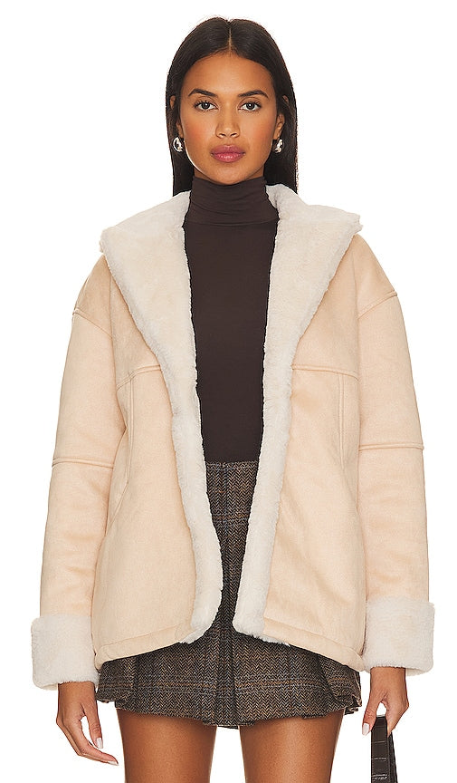 Lovers and Friends Elise Faux Shearling Coat in Nude - Lovers and Friends - Elise - Manteau en fausse peau de mouton - Nude - Lovers and Friends Elise 裸色人造羊毛皮大衣 - Lovers and Friends Elise Mantel aus Kunstlammfell in Nude - Lovers and Friends Elise 인조 시어링 코트 - Lovers and Friends Elise Cappotto in montone sintetico color carne