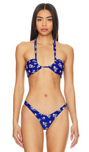 Lovers and Friends Hina Ruched Triangle Top in Blue - Lovers and Friends - Haut triangle froncé Hina en bleu - Lovers and Friends Hina 蓝色褶饰三角上衣 - Lovers and Friends Hina gerafftes Triangel-Oberteil in Blau - Lovers and Friends Hina 주름 트라이앵글 탑 - Top a triangolo con volant Hina Lovers and Friends in blu