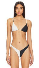 Lovers and Friends Kimo Contrast Triangle Top in White - Lovers and Friends - Kimo - Haut triangle contrasté - Blanc - Lovers and Friends Kimo 白色撞色三角上衣 - Lovers and Friends Kimo Kontrast-Triangel-Oberteil in Weiß - Lovers and Friends Kimo 콘트라스트 트라이앵글 탑 - Top a triangolo a contrasto Kimo Lovers and Friends in bianco