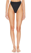 Lovers and Friends Level Up High Waist Bottom in Black - Lovers and Friends Level Up - Bas taille haute en noir - 恋人和朋友升级黑色高腰底裤 - Lovers and Friends Level Up Hose mit hoher Taille in Schwarz - Lovers and Friends 레벨업 하이웨이스트 하의 블랙 색상 - Amanti e amici salgono di livello sul fondo a vita alta in nero