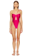 Lovers and Friends Major Moves One Piece in Fuchsia - Lovers and Friends Major déplace une pièce en fuchsia - 恋人和朋友主要动作一件紫红色 - Lovers and Friends Major Moves One Piece in Fuchsia - Lovers and Friends Major가 Fuchsia 소재로 원피스를 선보입니다. - Amanti e amici Major Moves One Piece in fucsia