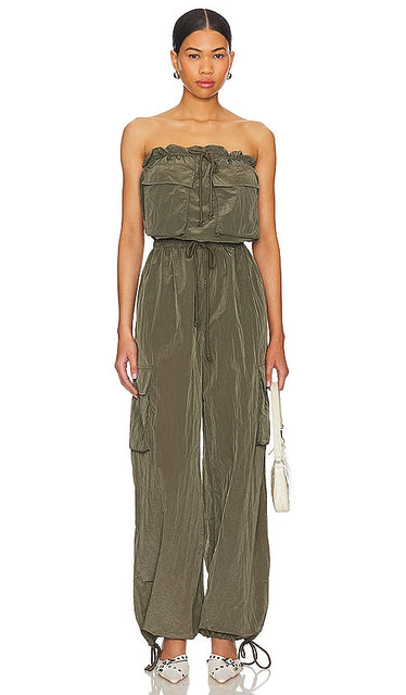 Lovers and Friends Noah Cargo Jumpsuit in Olive - Lovers and Friends - Combinaison cargo Noah - Olive - Lovers and Friends Noah 橄榄色工装连身裤 - Lovers and Friends Noah Cargo-Overall in Oliv - Lovers and Friends NOAH 카고 점프수트 - Tuta cargo Noah Lovers and Friends in verde oliva