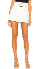 Lovers and Friends Shelby Short in White - Lovers and Friends - Short Shelby en blanc - 恋人和朋友谢尔比白色短裤 - Lovers and Friends Shelby Short in Weiß - Lovers and Friends 쉘비 쇼츠 화이트 색상 - Amanti e amici Shelby Short in bianco