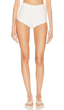 Lovers and Friends Vacation Blues High Waist Short in White - Lovers and Friends - Vacation Blues - Short taille haute en blanc - Lovers and Friends 度假蓝色高腰白色短裤 - Lovers and Friends Vacation Blues Shorts mit hoher Taille in Weiß - Lovers and Friends Vacation Blues 하이웨이스트 쇼츠 화이트 색상 - Pantaloncini a vita alta Lovers and Friends Vacation Blues in bianco