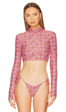 Lovers and Friends Which Way Rash Guard in Pink - Rashguard Lovers and Friends Which Way en rose - 恋人和朋友 Which Way 粉红色防晒衣 - Lovers and Friends Which Way Rashguard in Rosa - 연인과 친구 어느 길로 가든 래쉬가드 핑크 - Amanti e amici in che modo Rash Guard in rosa