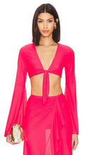 Luli Fama Bell Sleeve Crop Top in Red - Luli Fama - Top court à manches cloche en rouge - Luli Fama 红色喇叭袖短款上衣 - Luli Fama Crop Top mit Glockenärmeln in Rot - Luli Fama 벨 슬리브 크롭 탑 - Top corto Luli Fama con maniche a campana in rosso