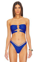 Luli Fama Brilla Double Loop Bandeau Bikini Top in Blue - Luli Fama - Haut de bikini bandeau à double boucle Brilla en bleu - Luli Fama Brilla 蓝色双环抹胸式比基尼上衣 - Luli Fama Brilla Double Loop Bandeau-Bikinioberteil in Blau - Luli Fama BRILLA 더블 루프 반도 비키니 탑 블루 색상 - Top bikini a fascia Luli Fama Brilla con doppio anello in blu