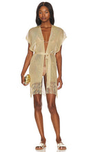 Luli Fama Finge Short Caftan in Metallic Gold - Caftan court Luli Fama Finge en or métallisé - Luli Fama Finge 金属金色短长长衫 - Luli Fama Finge Kurzer Kaftan in Metallic-Gold - Luli Fama Finge 쇼트 카프탄 메탈릭 골드 소재 - Caftano corto Luli Fama Finge in oro metallizzato