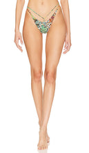 Luli Fama Lush Horizons Strappy Ring Bikini Bottom in Green - Luli Fama - Lush Horizons - Bas de bikini à bretelles et anneau - Vert - Luli Fama Lush Horizo​​ns 绿色系带环比基尼泳裤 - Luli Fama Lush Horizons Riemchenring-Bikinihose in Grün - Luli Fama Lush Horizons 스트래피 링 비키니 하의 그린 색상 - Slip bikini ad anello con spalline Luli Fama Lush Horizons in verde