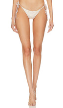 Luli Fama Ruched Back Bikini Bottom in Metallic Gold - Luli Fama - Bas de bikini froncé au dos en or métallisé - Luli Fama 金属金色褶饰后比基尼泳裤 - Luli Fama Bikinihose mit geraffter Rückseite in Metallic-Gold - Luli Fama 주름 장식이 있는 백 비키니 하의 메탈릭 골드 소재 - Slip bikini Luli Fama con volant sul retro in oro metallizzato