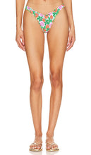 Luli Fama Strawberry Fields Wavy Luxe Bikini Bottom in Green - Luli Fama - Bas de bikini ondulé Luxe Strawberry Fields en vert - Luli Fama Strawberry Fields 绿色波浪奢华比基尼泳裤 - Luli Fama Strawberry Fields Wavy Luxe Bikinihose in Grün - Luli Fama Strawberry Fields 웨이비 Luxe 비키니 하의 그린 색상 - Luli Fama Strawberry Fields - Slip bikini ondulato di lusso verde