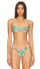Luli Fama Strawberry Fields Wavy Luxe Bikini Top in Green - Luli Fama - Haut de bikini ondulé de luxe Strawberry Fields en vert - Luli Fama Strawberry Fields 绿色波浪奢华比基尼上衣 - Luli Fama Strawberry Fields Wavy Luxe Bikinioberteil in Grün - Luli Fama Strawberry Fields 웨이비 Luxe 비키니 탑 그린 색상 - Top bikini lussuoso ondulato Luli Fama Strawberry Fields in verde