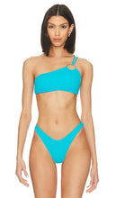 Luli Fama Wavy Baby Asymmetric Ring Bikini Top in Blue - Luli Fama - Haut de bikini asymétrique avec anneau ondulé pour bébé en bleu - Luli Fama Wavy Baby 蓝色不对称圆环比基尼上衣 - Luli Fama Wavy Baby Asymmetrisches Ring-Bikinioberteil in Blau - Luli Fama 웨이브 베이비 비대칭 링 비키니 탑 블루 색상 - Top bikini ad anello asimmetrico Wavy Baby Luli Fama in blu