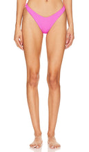 Luli Fama Wavy Baby High Leg Bikini Bottom in Pink - Luli Fama - Bas de bikini échancré ondulé pour bébé en rose - Luli Fama 粉色波浪婴儿高腿比基尼泳裤 - Luli Fama Wavy Baby Bikinihose mit hohem Beinausschnitt in Rosa - Luli Fama 웨이브 베이비 하이 레그 비키니 하의 핑크 색상 - Slip bikini sgambato per bebè ondulato Luli Fama in rosa