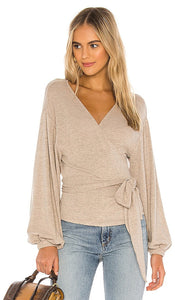 MAJORELLE Booker Sweater in Neutral - Pull MAJORELLE Booker en neutre - MAJORELLE Booker 中性毛衣 - MAJORELLE Booker Pullover in Neutral - MAJORELLE 부커 스웨터 - Maglione Booker MAJORELLE in colore neutro