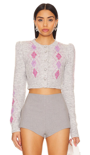 MAJORELLE Dalila Argyle Cardigan in Grey - Cardigan MAJORELLE Dalila Argyle en gris - MAJORELLE Dalila Argyle 灰色开衫 - MAJORELLE Dalila Argyle Cardigan in Grau - MAJORELLE Dalila 아가일 가디건 그레이 색상 - Cardigan MAJORELLE Dalila Argyle in grigio