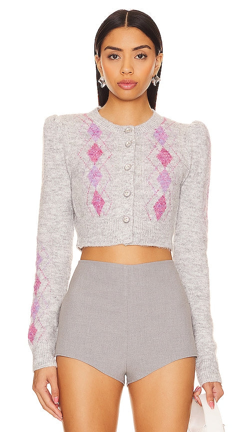 MAJORELLE Dalila Argyle Cardigan in Grey - Cardigan MAJORELLE Dalila Argyle en gris - MAJORELLE Dalila Argyle 灰色开衫 - MAJORELLE Dalila Argyle Cardigan in Grau - MAJORELLE Dalila 아가일 가디건 그레이 색상 - Cardigan MAJORELLE Dalila Argyle in grigio